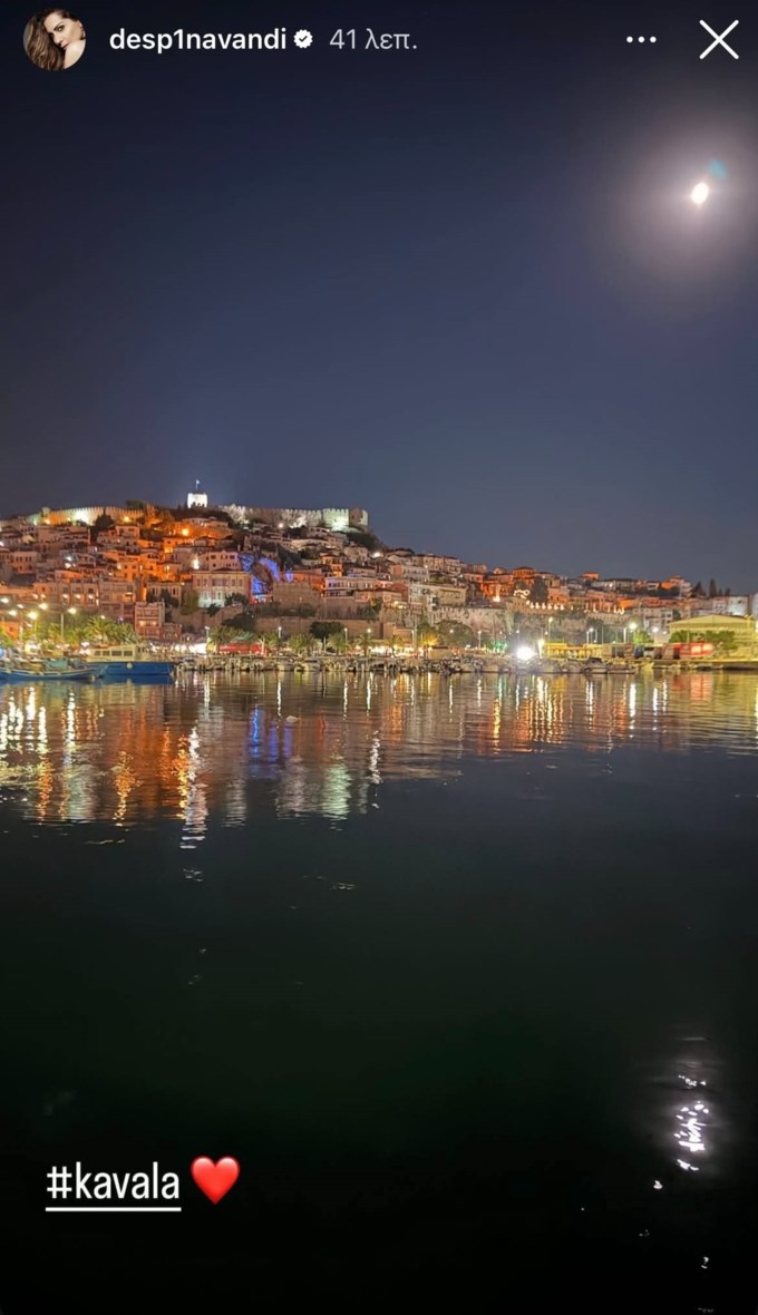 Δέσποινα Βανδή και Βασίλης Μπισμπίκης σε βραδινή βόλτα στη γενέτειρα της τραγουδίστριας