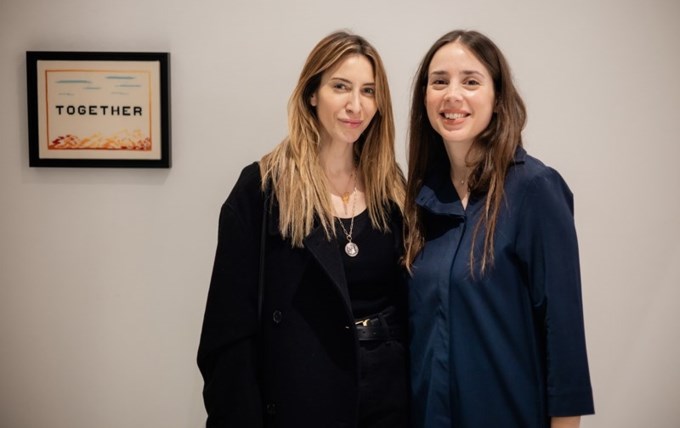 Κάθριν Εμπειρίκου | Σε εγκαίνια εικαστικής έκθεσης με την κόρη του Αλέκου Φασιανού