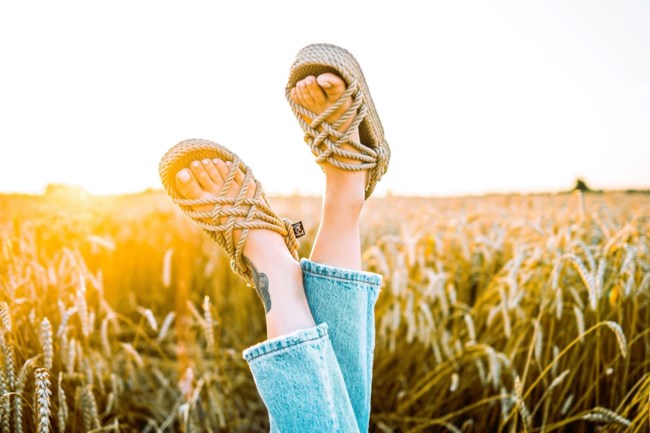 Πώς τα Birkenstock έγιναν τα πιο trendy σανδάλια της σεζόν