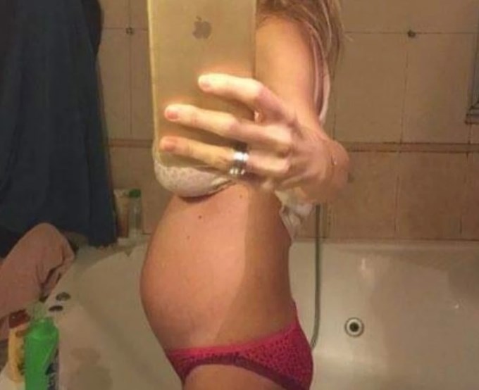 Άριελ Κωνσταντινίδη | Στο μπάνιο της με φουσκωμένη κοιλίτσα