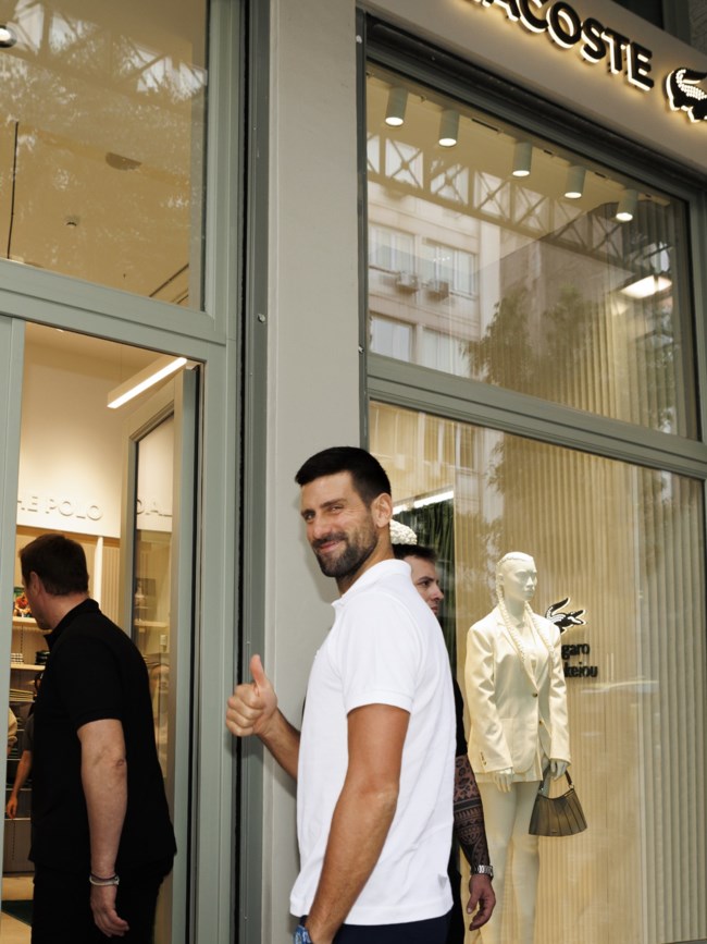 Ο GOAT και Χρυσός Ολυμπιονίκης Νόβακ Τζόκοβιτς στο νέο κατάστημα LACOSTE στο Μέγαρο Αρσακείου