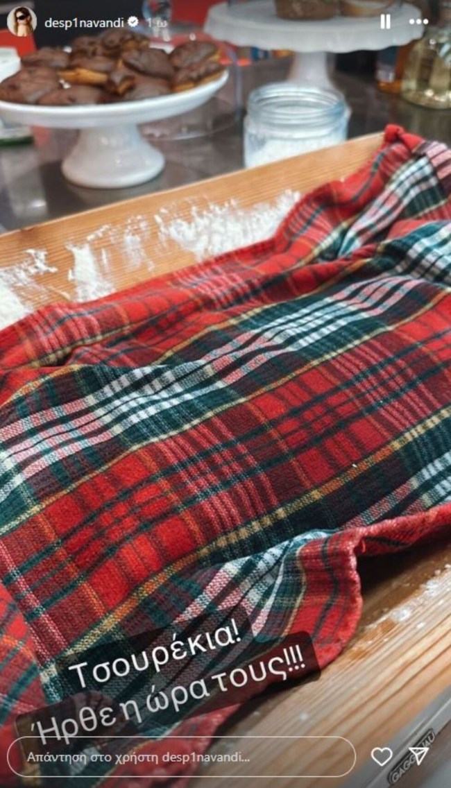 Δέσποινα Βανδή | Μαγειρεύει τσουρέκια στην κουζίνα του σπιτιού της