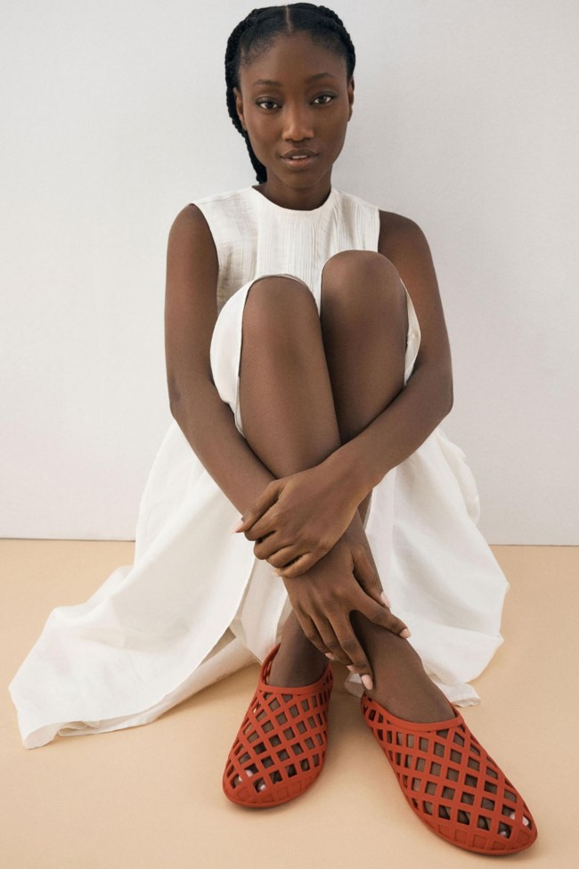 H απόλυτη 80's τάση επέστρεψε! Τα Jelly shoes του Jeffrey Campbell είναι ξανά εδώ