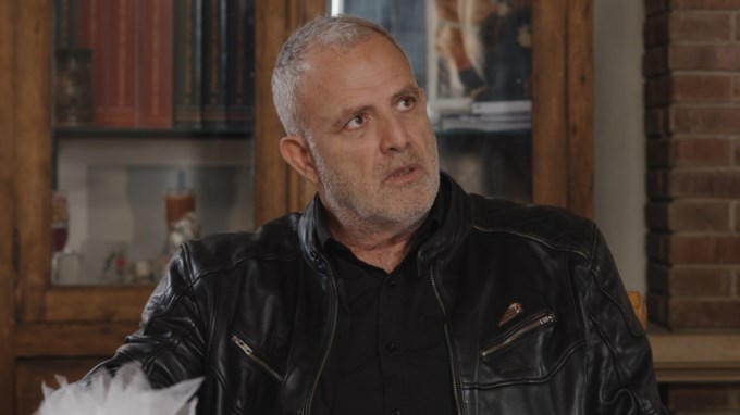 Η γη της Ελιάς | Ο Μανώλης φτάνει στα άκρα & ο Κουράκος στριμώχνει τον Βαγιάκο