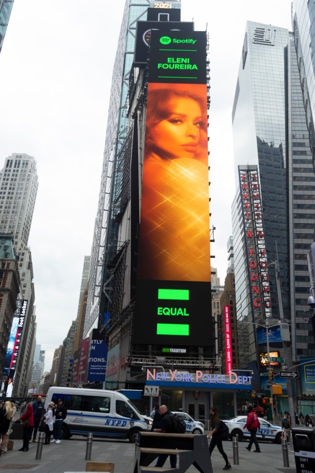 Η Ελένη Φουρέιρα μπήκε σε billboard στην Times Square!