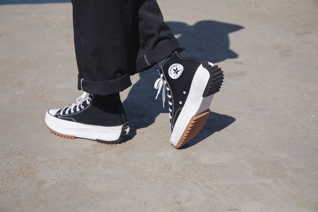 Τρία ζευγάρια sneakers που θα φοράς συνέχεια αυτή την άνοιξη
