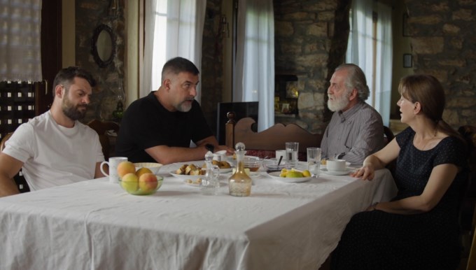 Δύο Μαύρα Πουκάμισα