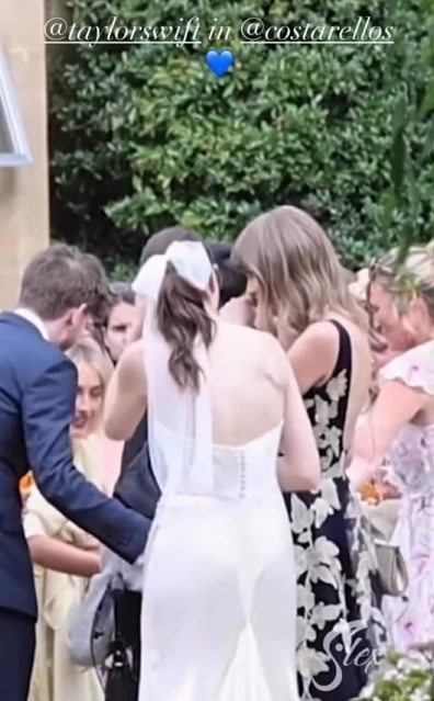 Taylor Swift | Η εμφάνιση σε γάμο με Costarellos φόρεμα που ξεχώρισε