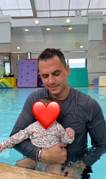 Ο Παναγιώτης Κουτσουμπής για baby swimming με την κόρη του - Τα αξιολάτρευτα στιγμιότυπα από την πισίνα