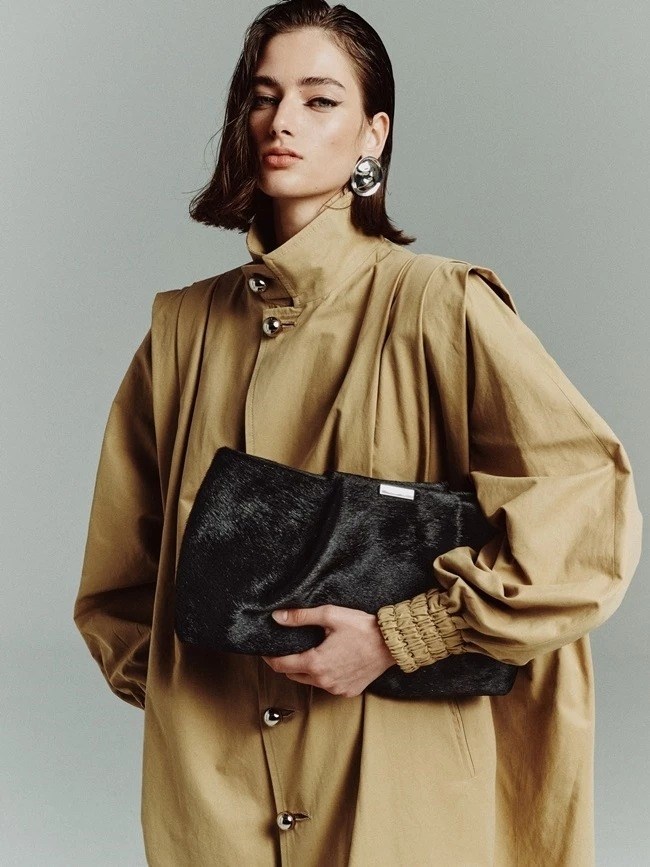 Το νέο brand της Lia Manjorou επαναπροσδιορίζει το σύγχρονο στιλ με έμπνευση από τα 90s