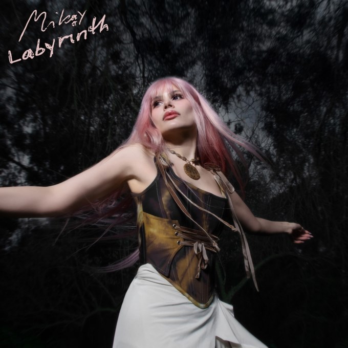Η Mikay μας βάζει και επίσημα στον δικό της "Labyrinth"