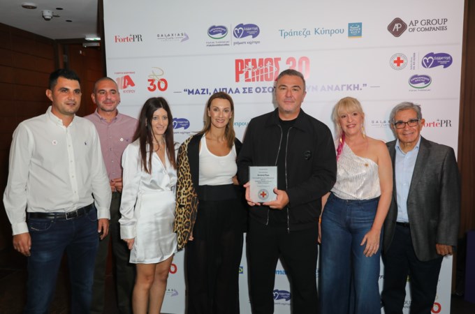 Διπλή τιμητική διάκριση για τον Αντώνη Ρέμο στην Κύπρο για τα 30 χρόνια της πορείας του