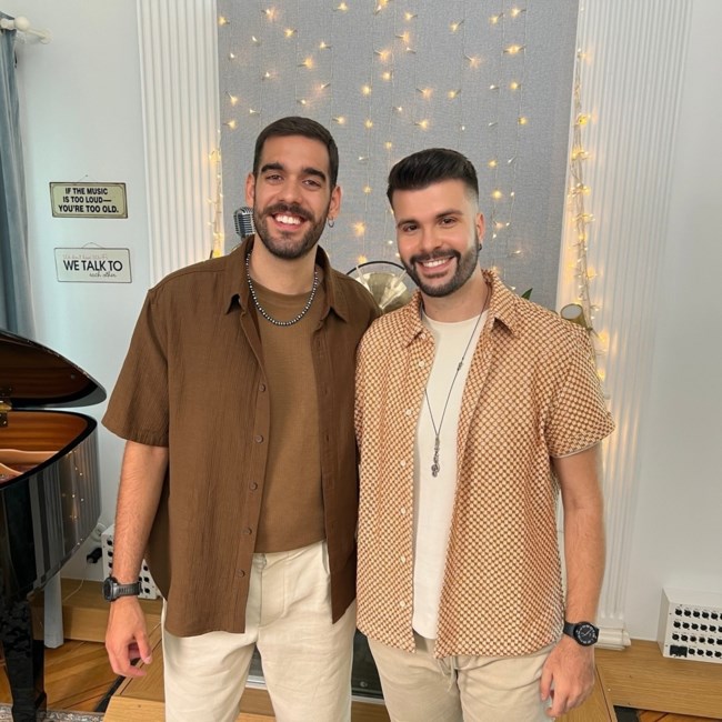 Ο Γιώργος Χουβαρδάς τραγουδά και μας παρασύρει σε μια "Κοσμοχαλασιά"