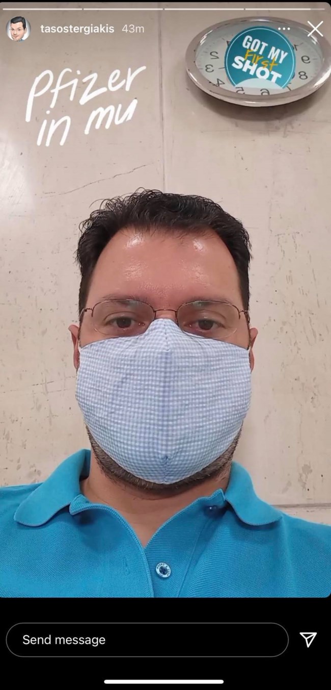 Ο Τάσος Τεργιάκης εμβολιάστηκε και δεν έχασε το χιούμορ του