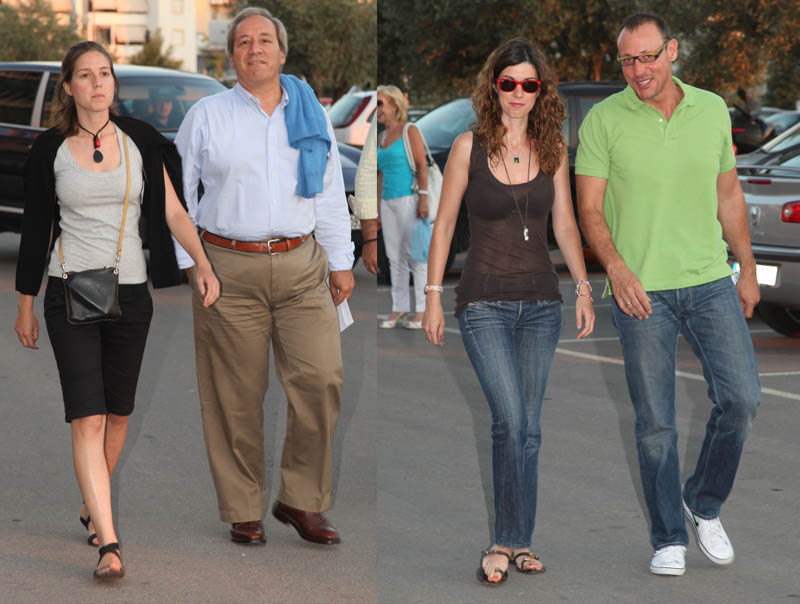 Γιώργος Αλογοσκούφης με την κόρη του-Κλέων Γρηγοριάδης με τη γυναίκα του Γιώργος Αλογοσκούφης με την κόρη του-Κλέων Γρηγοριάδης με τη γυναίκα του