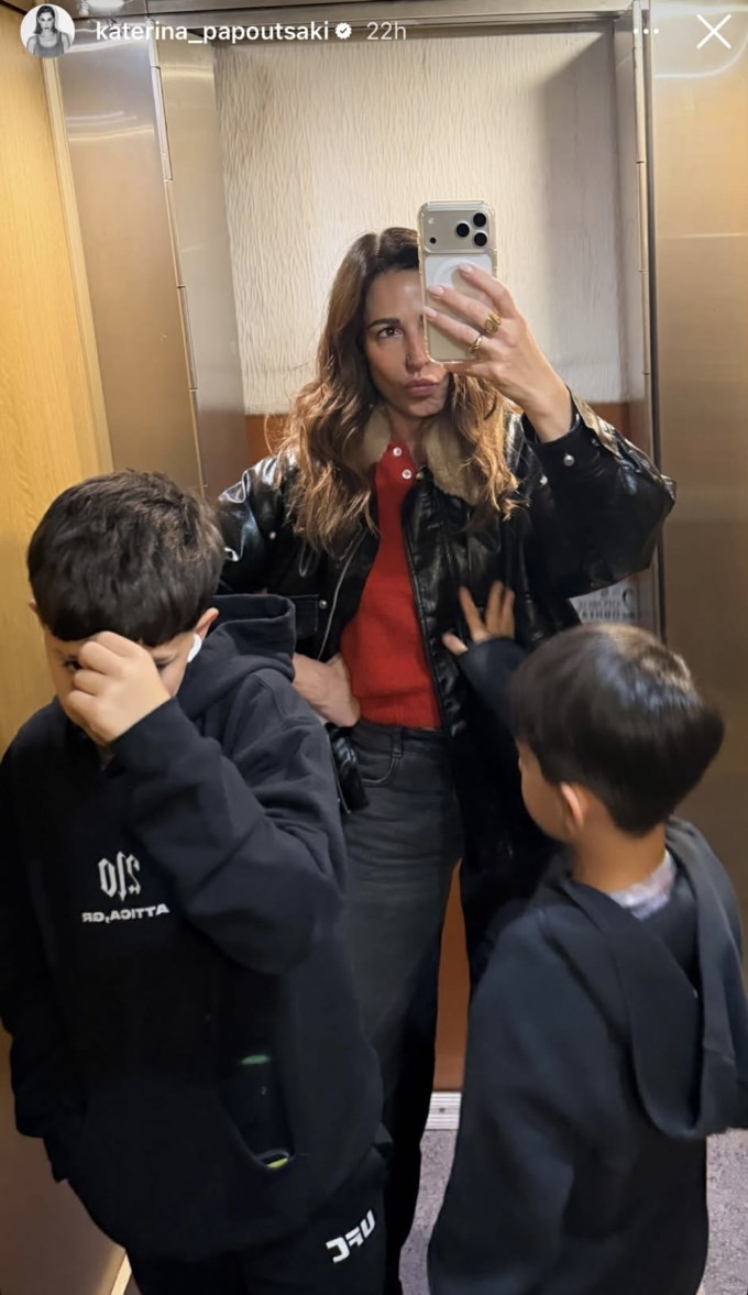 Η Κατερίνα Παπουτσάκη σε ανοιξιάτικη βόλτα με τους δύο γιους της