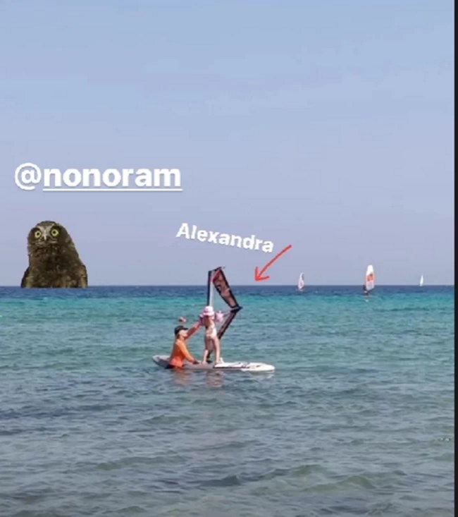 Windsurfer η Αλεξάνδρα Μαροσούλη! Η κόρη της Ελεονώρας Μελέτη κάνει σερφ με ροζ μαγιό, καπέλο και μπρατσάκια