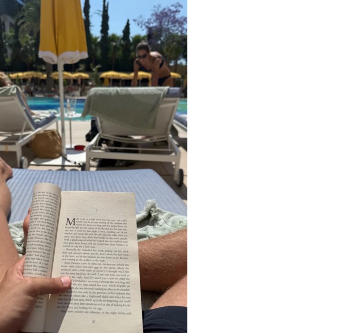 O Κωνσταντίνος Αλέξιος Ντε Γκρες σε cool καλοκαιρινή πόζα με μαγιό στην Αθήνα