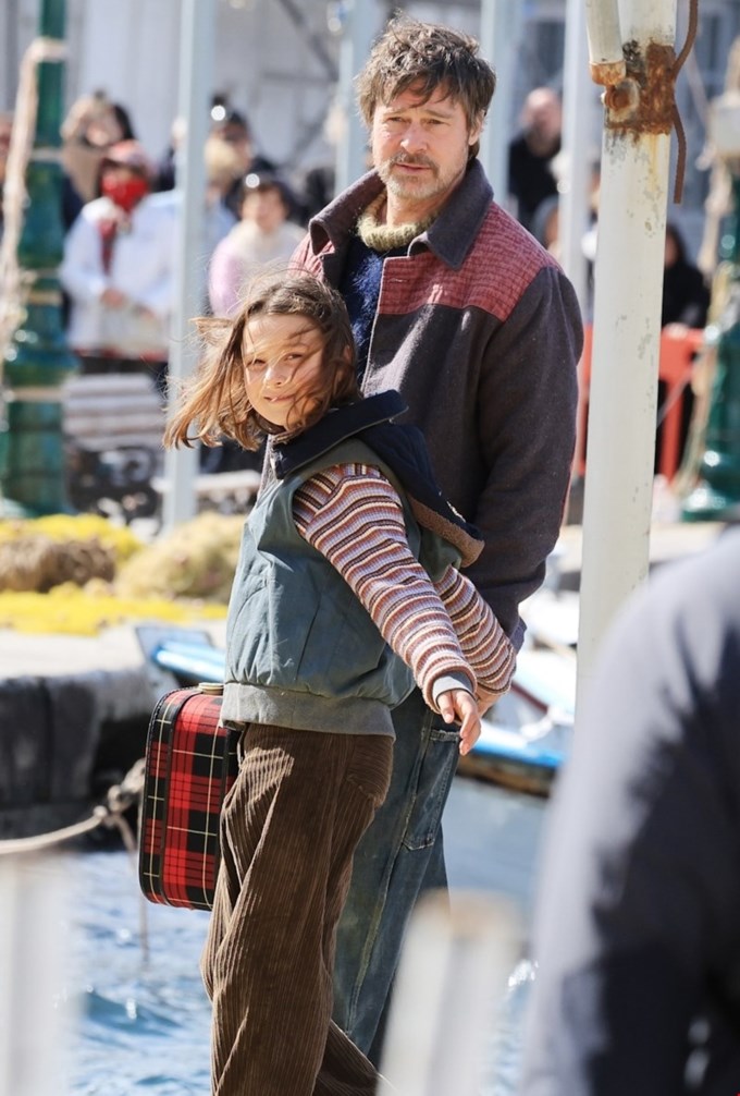 Ποιο είναι το κορίτσι που βλέπουμε δίπλα στον Brad Pitt στα γυρίσματα στην Ύδρα;