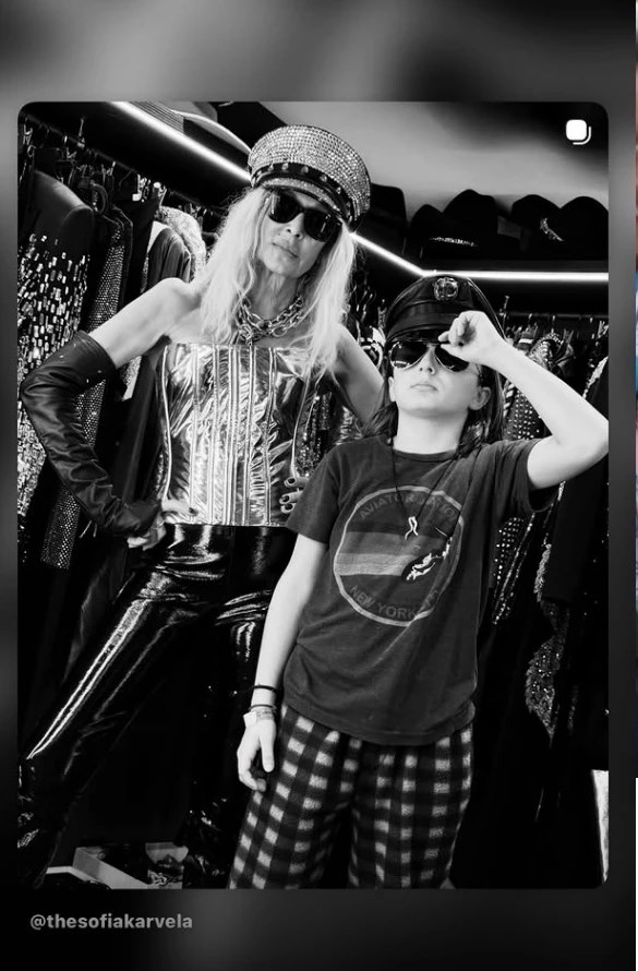 Νέστορας Πανουργιάς | Ο μικρός γιος της Σοφίας Καρβέλα ποζάρει σαν ροκ σταρ με την Άννα Βίσση