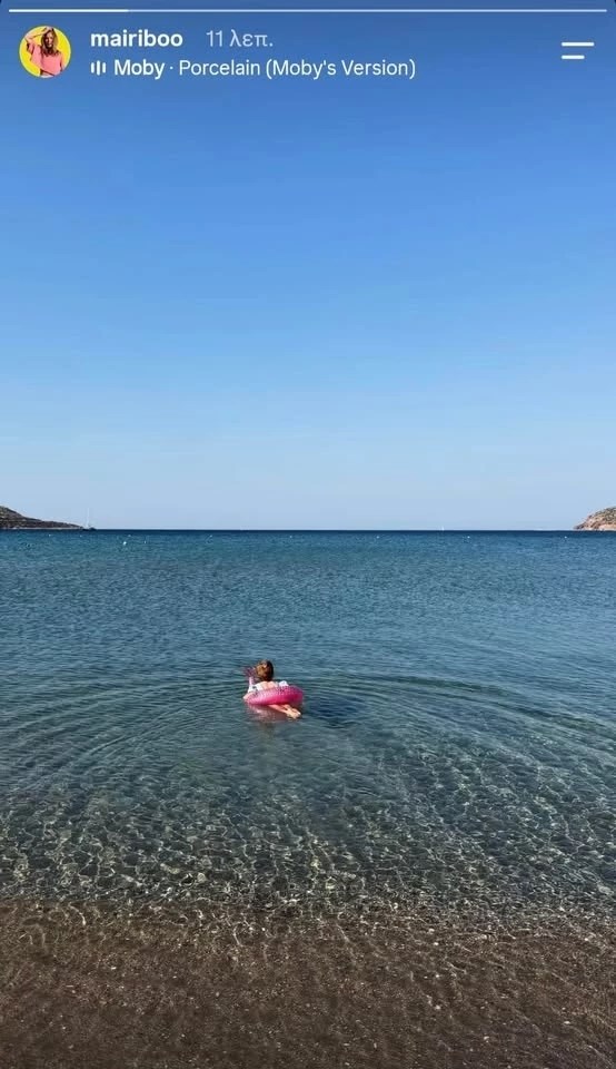 Η Ολίβια Στρατή κολυμπά με την κουλούρα της στα καταγάλανα νερά | Το τρυφερό κλικ της Μαίρης Συνατσάκη