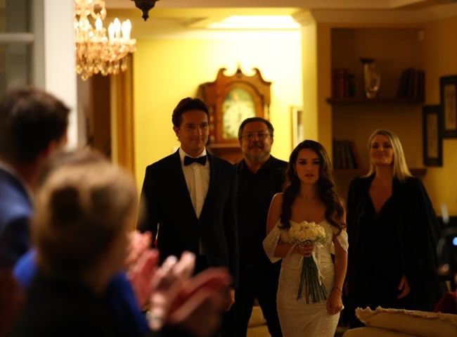 Να μ' αγαπάς