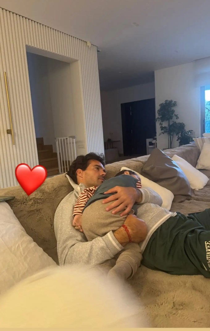 Η Ελένη Φουρέιρα απαθανατίζει τον γιο της στην αγκαλιά του Αλμπέρτο Μποτία