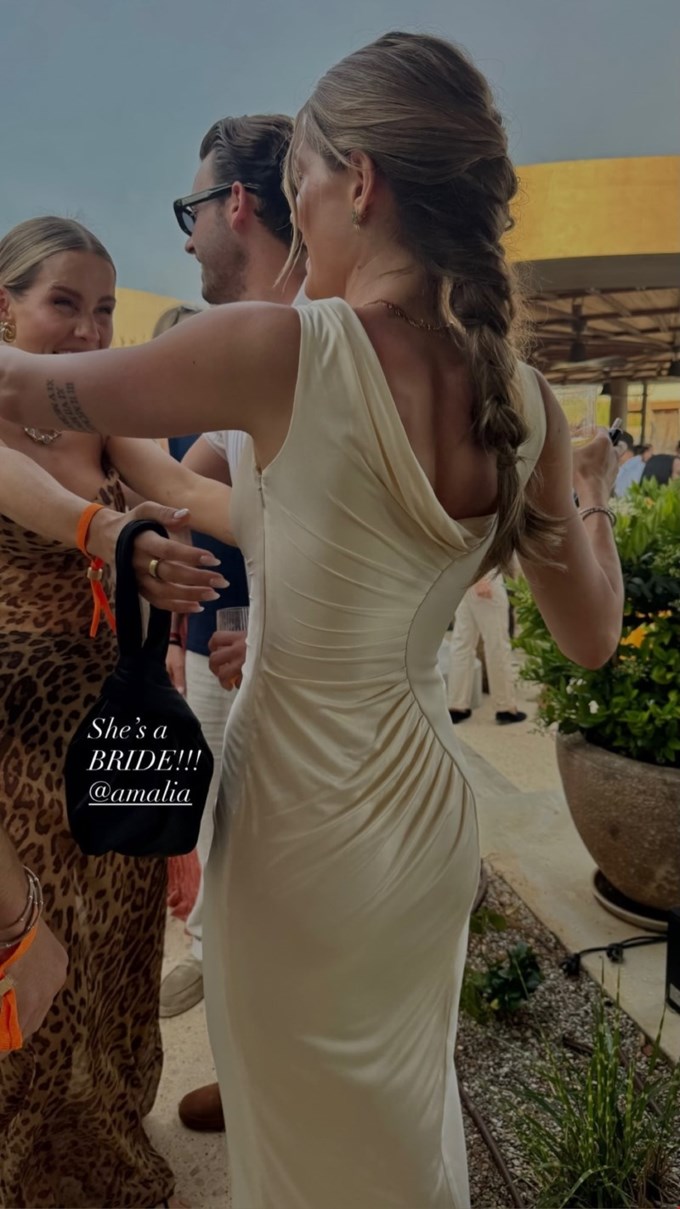 Αμαλία Κωστοπούλου | Με iconic Versace δημιουργία στο beach party πριν από τον γάμο της με τον Jake Medwell
