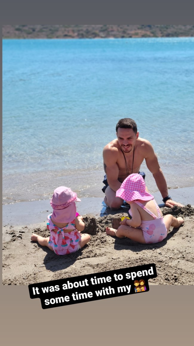 Λευτέρης Πετρούνιας | Στην παραλία με τις κορούλες του