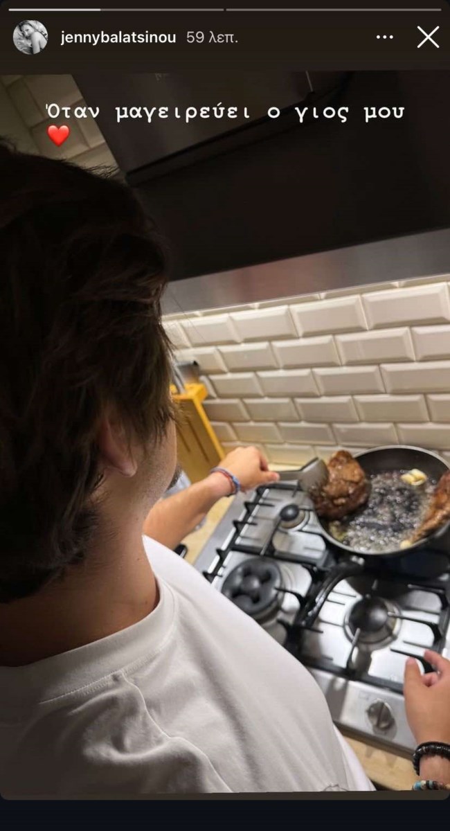 Η Τζένη Μπαλατσινού απαθανατίζει τον Μάξιμο Κωστόπουλο στην κουζίνα