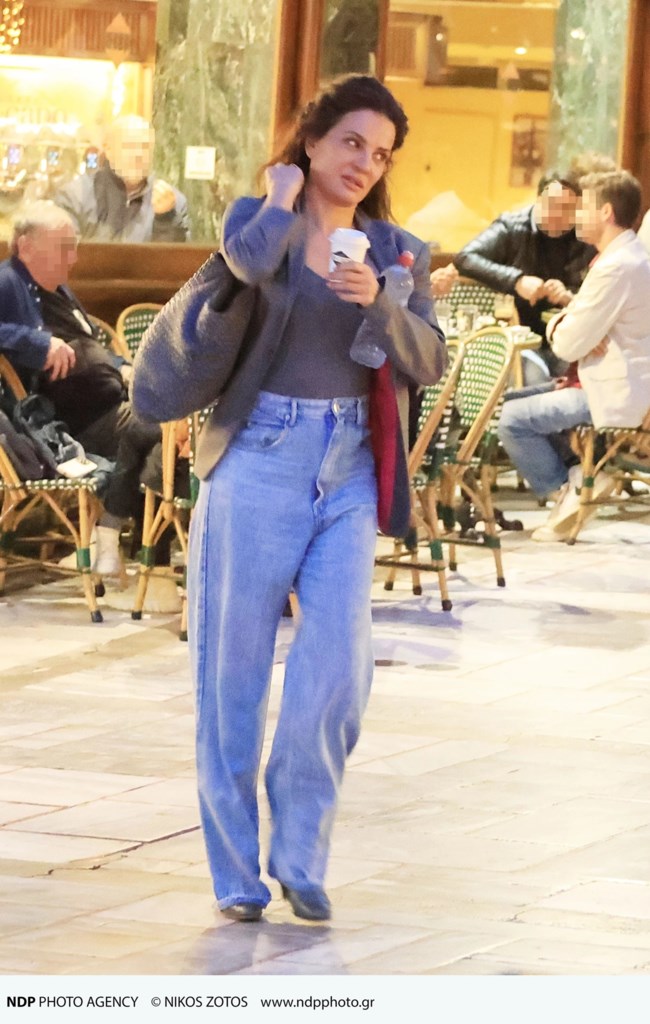 Η Δήμητρα Ματσούκα χωρίς μακιγιάζ σε βόλτα στο κέντρο της Αθήνας