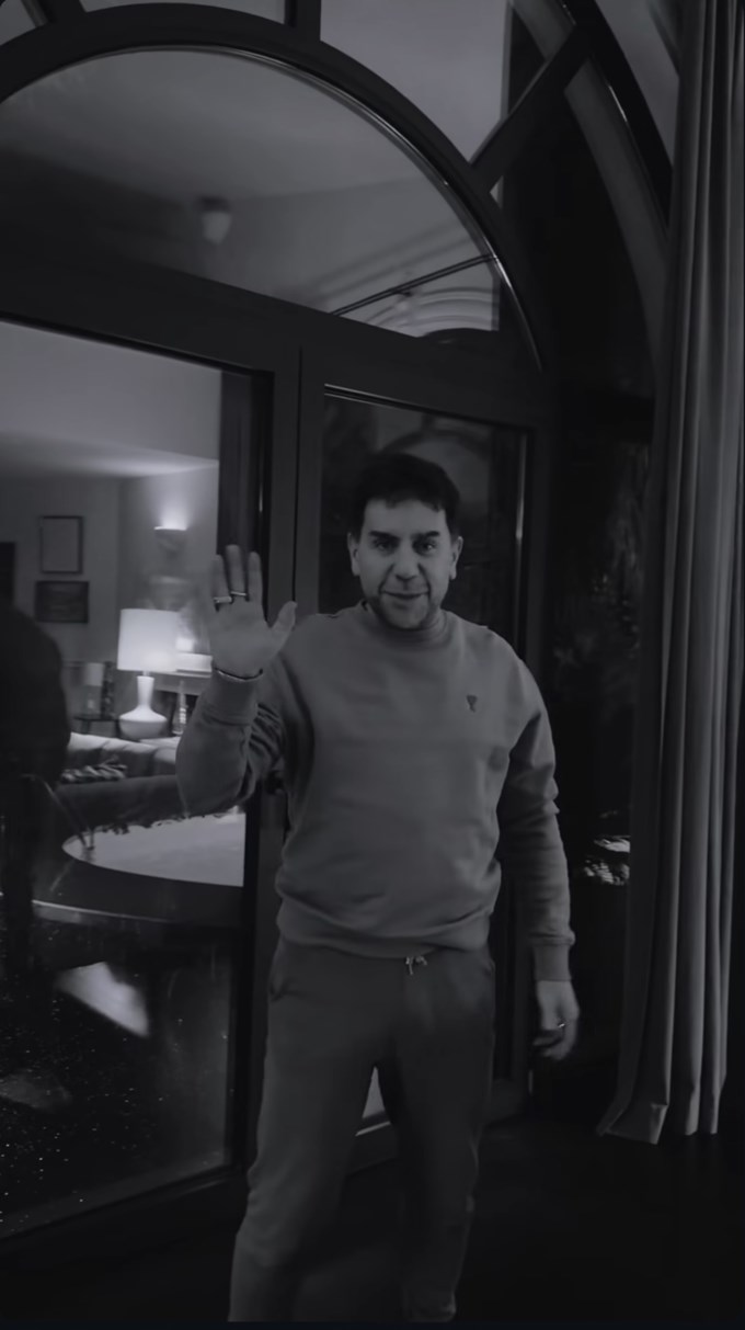 Ο Γιώργος Μαζωνάκης στο πρώτο μήνυμα μετά το χειρουργείο: "Είμαστε σε ανάρρωση ακόμα"