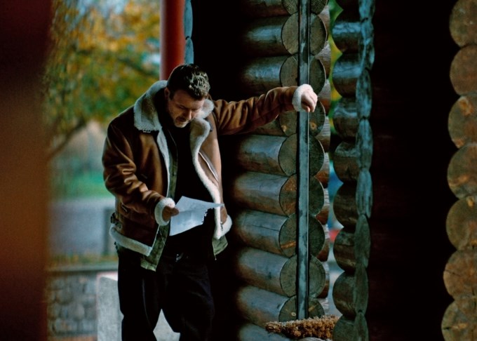 Ο Γιάννης Πλούταρχος παρουσιάζει το κινηματογραφικής αισθητικής video clip του "Δε Γίνεται"