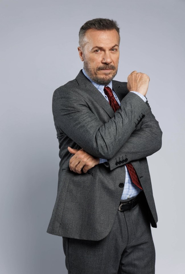 Spoiler: Ο Λάζαρος Γεωργακόπουλος συστήνει τον ήρωά του στον "Τιμωρό"
