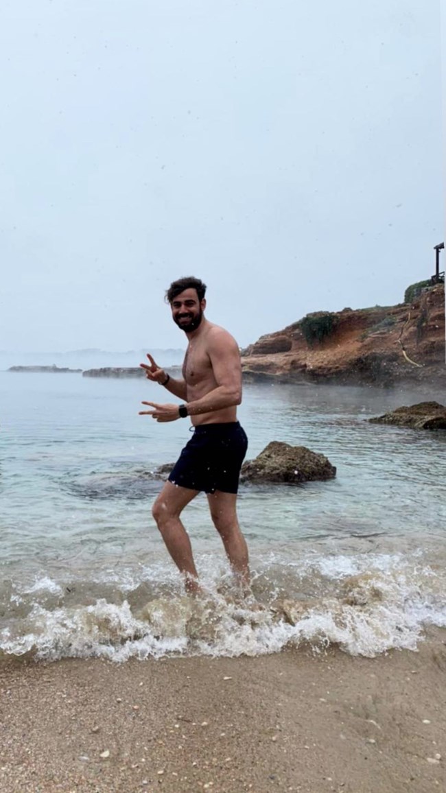 Γιώργος Μαζωνάκης & Νίκος Πολυδερόπουλος αψήφισαν τη "Μήδεια" και πήγαν για μπάνιο!
