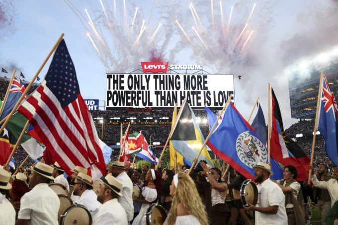 Όσο ο Bad Bunny έκανε επανάσταση, στην Ελλάδα ήταν απλά Κυριακή