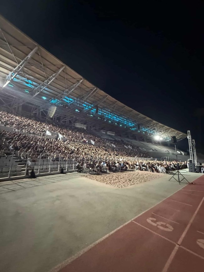 Αλέξανδρος Τσουβέλας: Ο "Εξωγήινος" απογείωσε την Πάτρα – Μια παράσταση-σταθμός στο Παμπελοποννησιακό Στάδιο