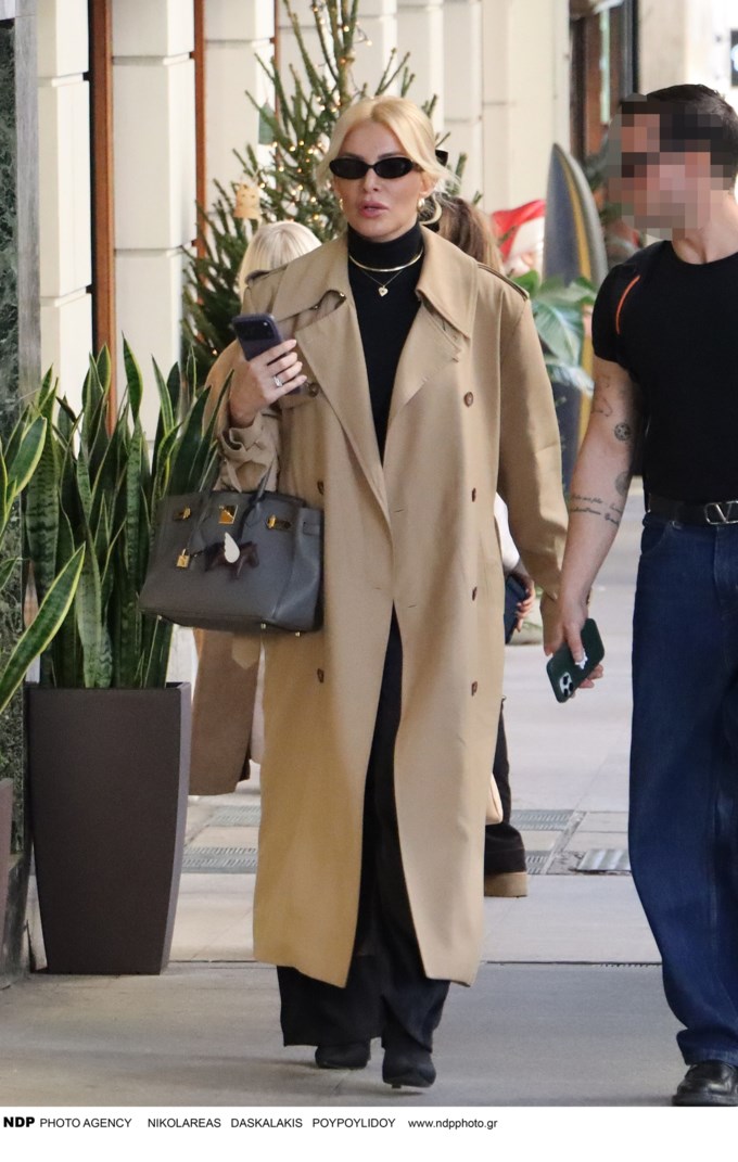 Η Κατερίνα Καινούργιου σε καθημερινή εμφάνιση στον πέμτπο μήνα της εγκυμοσύνης