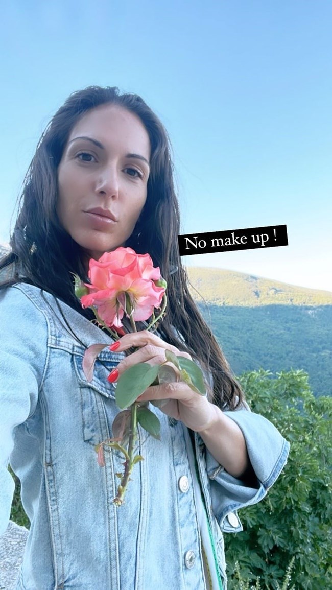 Η Ανθή Βούλγαρη ποζάρει χωρίς ίχνος make up
