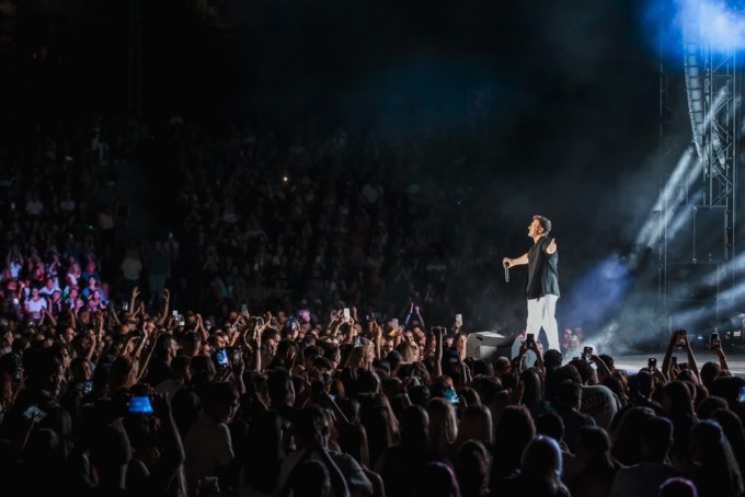 Ο Γιάννης Πλούταρχος επιστρέφει με ένα δυναμικό ζεϊμπέκικο και τονίζει πως "Δε Γίνεται"