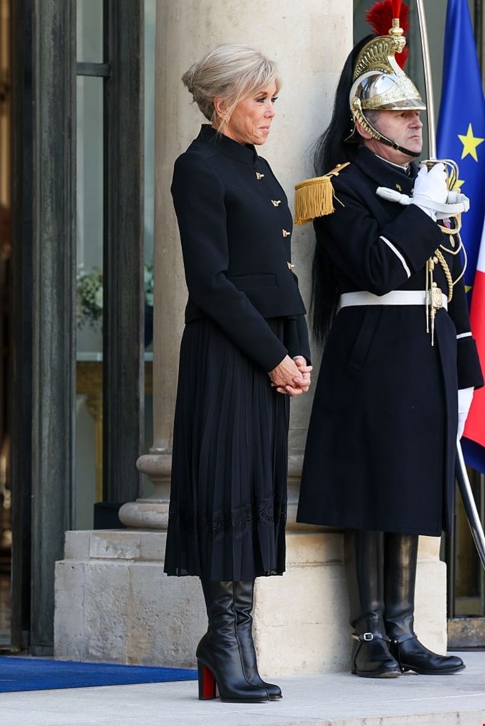 Η Brigitte Macron με στρατιωτικής έμπνευσης εμφάνιση στην υποδοχή του βασιλιά Felipe