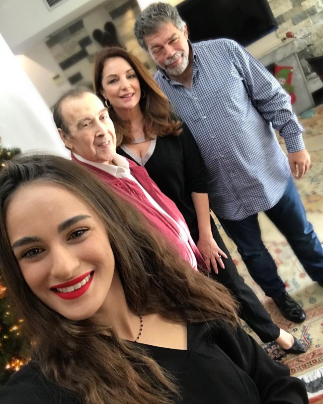 Οικογενειακά Χριστούγεννα για τον Τόλη Βοσκόπουλο και την Άντζελα Γκερέκου | Δείτε τη φωτογραφία με την κόρη τους