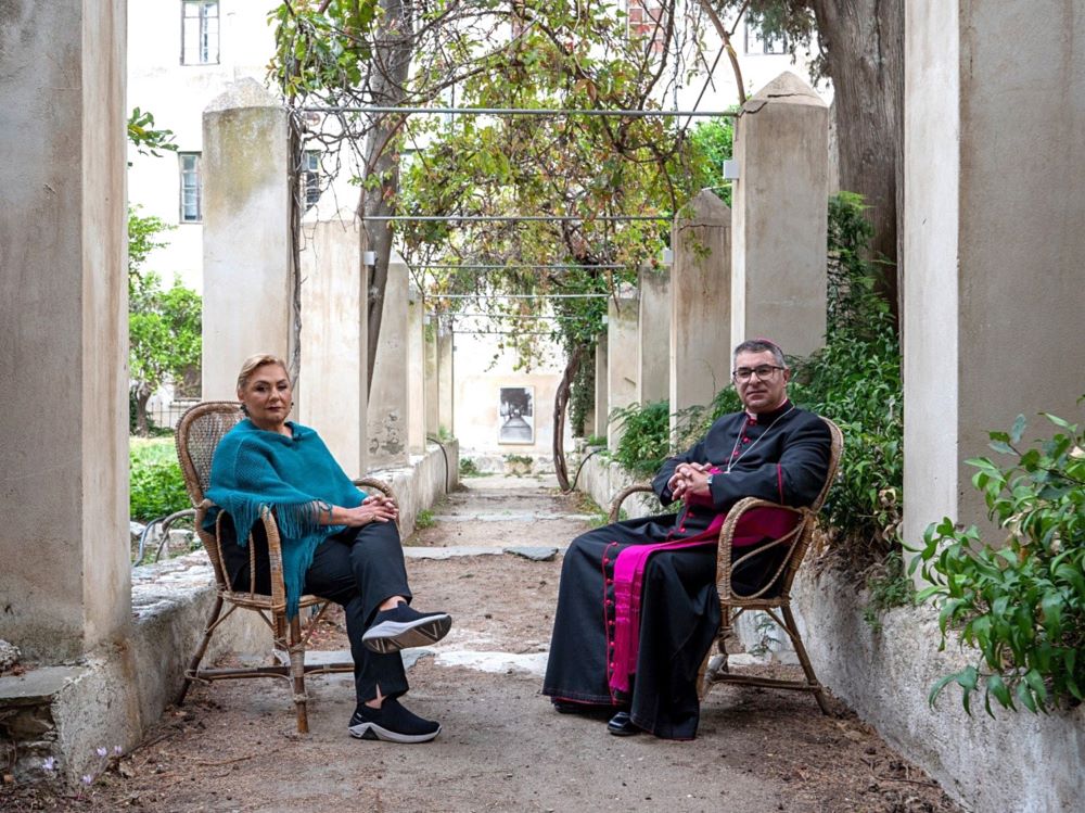 Η Ρέα Βιτάλη με τον Σεβασμιότατο Ιωσήφ Πρίντεζη, Αρχιεπίσκοπο της καθολικής εκκλησίας Νάξου-Τήνου