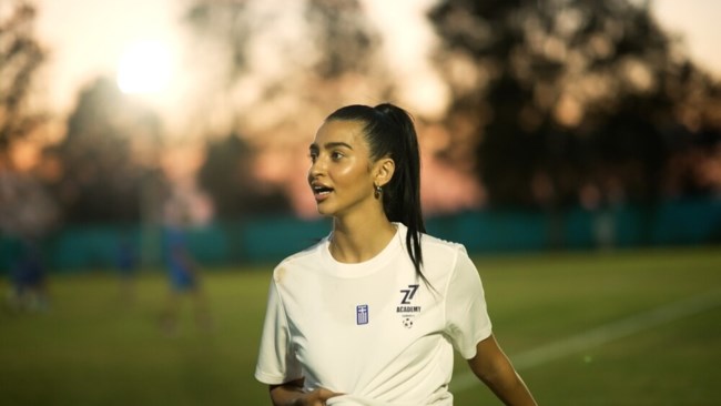 Η Αναστασία έπαιξε ποδόσφαιρο με Ζαγοράκη & Καραγκούνη και απογείωσε τη Θεσσαλονίκη με το live της