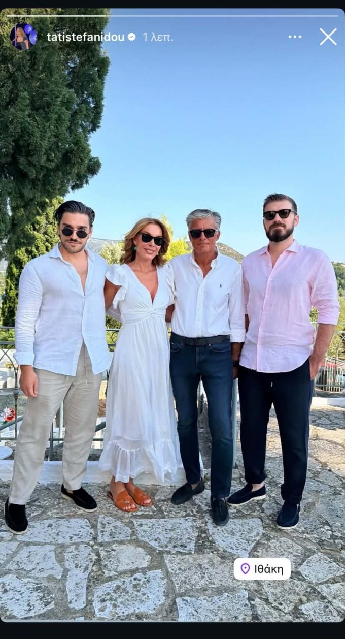 Η Τατιάνα Στεφανίδου ποζάρει με τον Νίκο Ευαγγελάτο και τους γιους τους, Λάμπη και Νικόλα Ευαγγελάτο