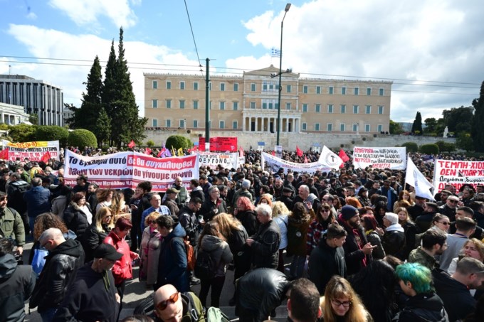 Tραγωδία στα Τέμπη: Πλήθος κόσμου στο Σύνταγμα, 60 προσαγωγές - Mαζικές συγκεντρώσεις σε όλη τη χώρα