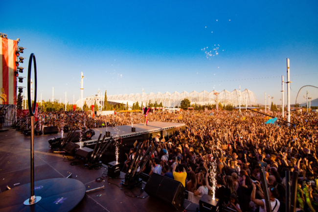 Στροβιλίσου στη μουσική και τα χρώματα του Colour Day Festival