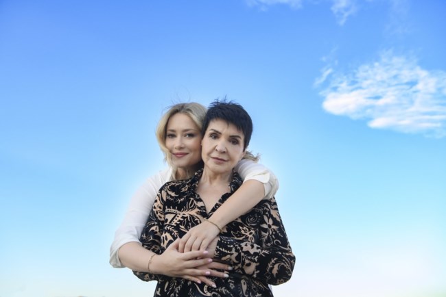 ΔΥΟ ΓΥΝΑΙΚΕΣ ΧΟΡΕΥΟΥΝ