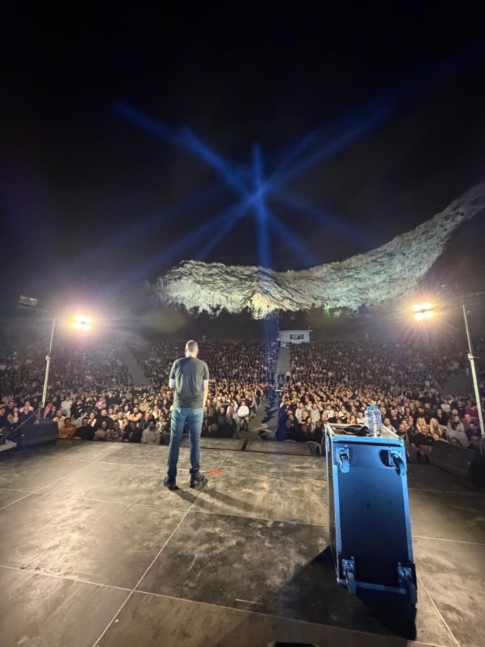Sold out διήμερο στο Κατράκειο για τον Αλέξανδρο Τσουβέλα – Σκορδά, Λιόλιου, Ζευγαρά ανάμεσα στους θεατές