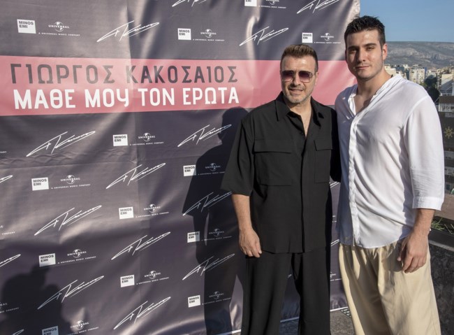 O Γιώργος Κακοσαίος στην παρουσίαση του άλμπουμ του με την οικογένειά του στο πλευρό του